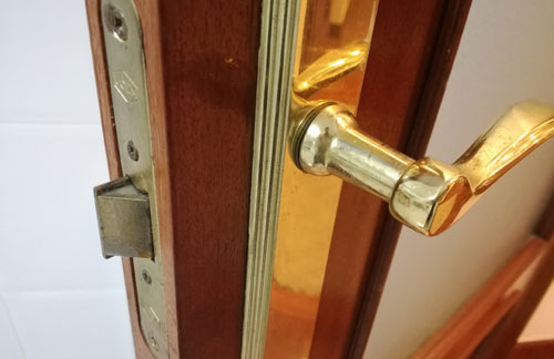 Cómo cerrar la puerta de un armario sin cerradura I - Cerrajeros